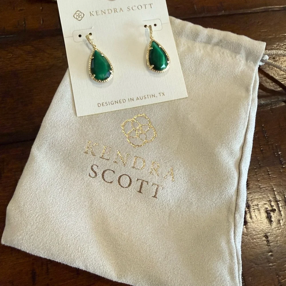 Brand New, Never Worn Emerald Green and Gold Kendra Scott Teardrop Earrings - Picture 2 of 5